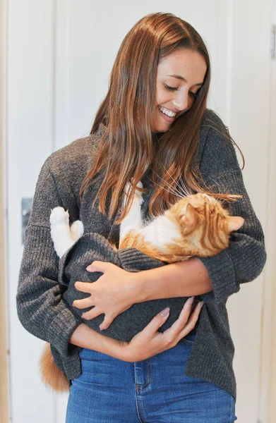 Ich möchte einfach nur eine Katzenmama sein. Aufnahme einer jungen Frau, die ihre Katze zu Hause trägt. — Stockfoto