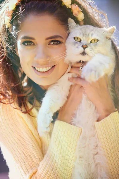 Eres mi mejor amiga. Retrato de una hermosa joven sosteniendo un gato. — Foto de Stock