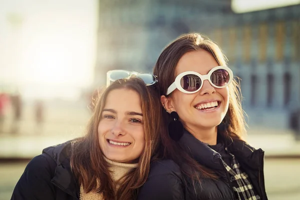 We zijn graag in de stad. Gesneden portret van twee aantrekkelijke jonge vrouwen die een dag in de stad doorbrengen. — Stockfoto