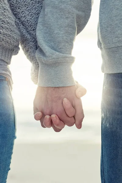 Nunca me deixes ir. Tiro de um casal não identificável de mãos dadas enquanto caminhava fora. — Fotografia de Stock