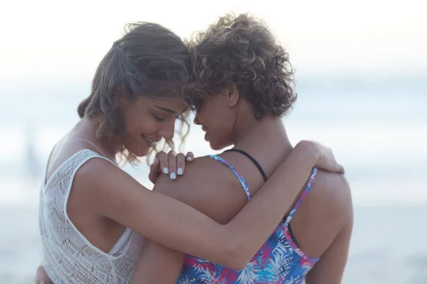 Jij bent de enige bij wie ik wil zijn. Schot van twee jonge vrouwen die zich vermaken op het strand.. — Stockfoto