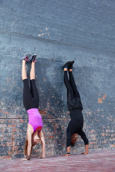Planken naar een heel nieuw niveau tillen. Opname van twee blije trainingspartners die buiten aan een stenen muur aan het trainen zijn. — Stockfoto