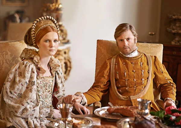 Es un gran festín. Un disparo de una noble pareja comiendo juntos. — Foto de Stock