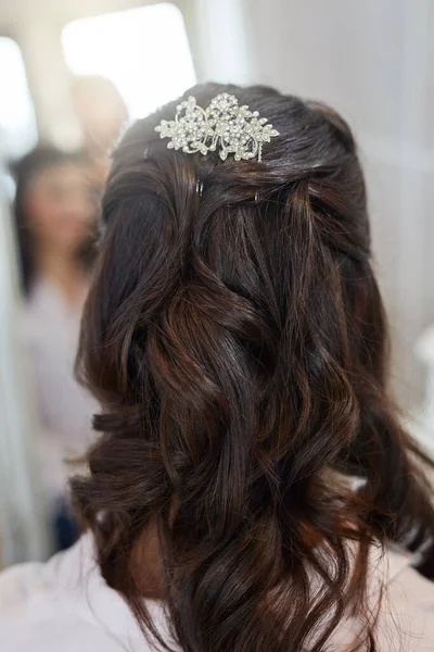 Agregue elegancia al día de su boda con un hermoso peluquín. Vista trasera de un peinado de mujer en el día de su boda. — Foto de Stock