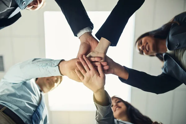 Juntem-se e façam acontecer. Tiro cortado de um grupo de empresários juntando as mãos em solidariedade. — Fotografia de Stock