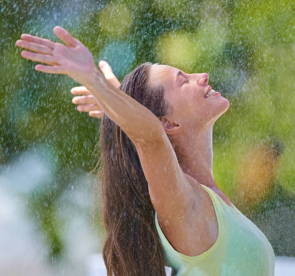 Sinto-me vivo. Vista lateral de uma jovem mulher de pé feliz na chuva. — Fotografia de Stock