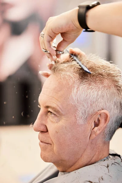 Je suis juste là pour une coupe. Tourné d'un homme mûr se faire couper les cheveux dans un salon. — Photo