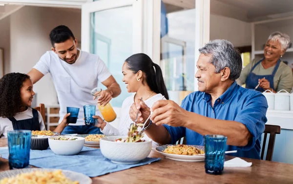 Wat heb je hierin gedaan? Shot van een gelukkig gezin die samen lunchen thuis. — Stockfoto