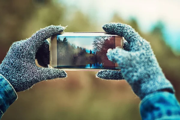 Há tanta beleza na natureza para capturar. Tiro cortado de uma mulher irreconhecível tirando uma foto ao ar livre. — Fotografia de Stock