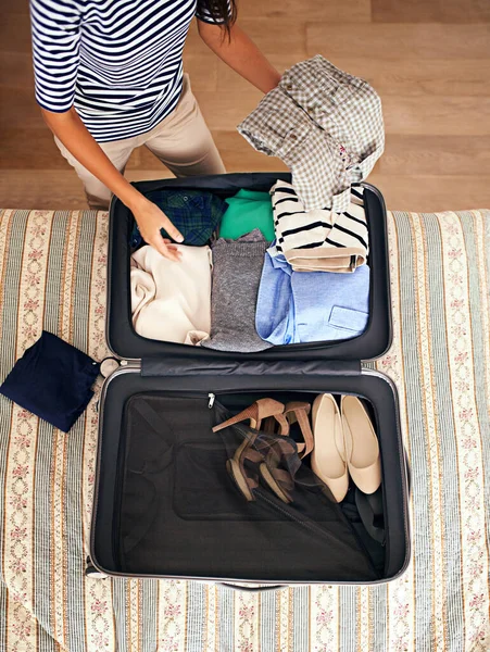 Ideje útra kelni. Nagy látószögű felvétel egy nőről, aki bőröndöt pakol az ágyra.. — Stock Fotó