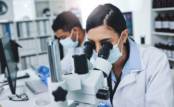Chemie ist wie Kochen für Wissenschaftler. Aufnahme zweier junger Forscher bei der Arbeit in einem Labor. — Stockfoto