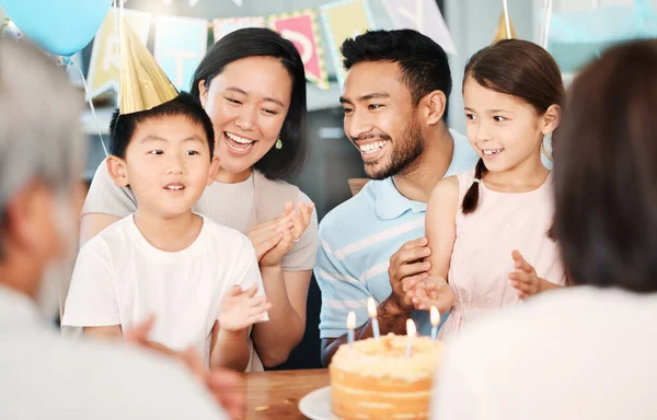 Cada nuevo cumpleaños es una oportunidad para comenzar de nuevo. Foto de una familia feliz celebrando un cumpleaños en casa. — Foto de Stock