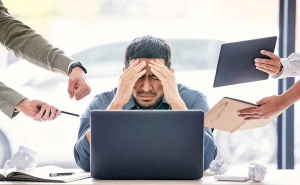 Mungkin jika aku mengabaikan mereka, mereka akan pergi. Ditembak seorang pengusaha muda tampan duduk di kantor dan merasa stres sementara rekan-rekannya memberikan tekanan pada dirinya. — Stok Foto