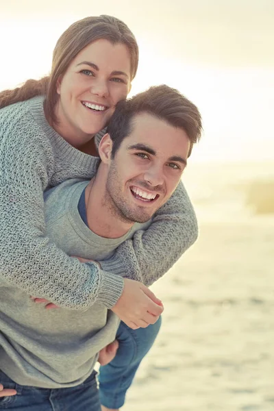 Io sono tuo e tu sei mio. Ritratto di un giovane felice che dà alla sua ragazza una cavalcata fuori. — Foto Stock