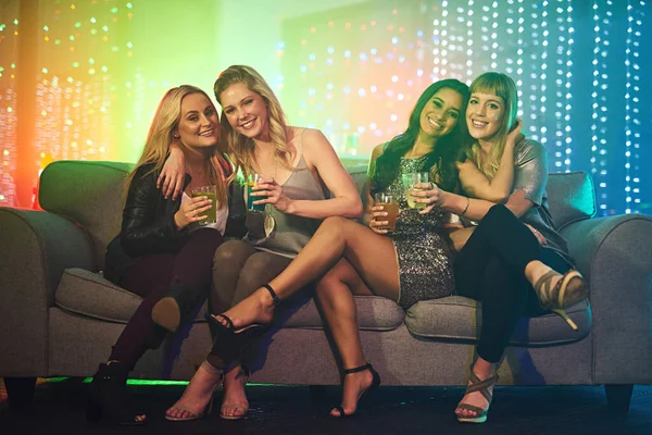 Сегодняшний вечер только для дам. Съемка группы друзей, пьющих на диване на вечеринке. — стоковое фото