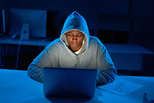 Hacker tidak pernah retak di bawah tekanan. Ditembak seorang hacker laki-laki muda retak kode komputer dalam gelap. — Stok Foto