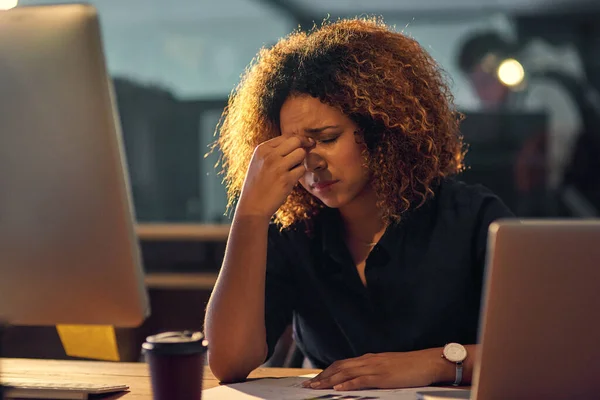В тисках профессионального стресса. Снимок молодой предпринимательницы, испытывающей стресс во время поздней ночи на работе. — стоковое фото