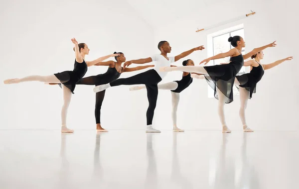 Baila, si te has arrancado el vendaje. Fotografía de un grupo de bailarines de ballet practicando una rutina en un estudio de baile. —  Fotos de Stock