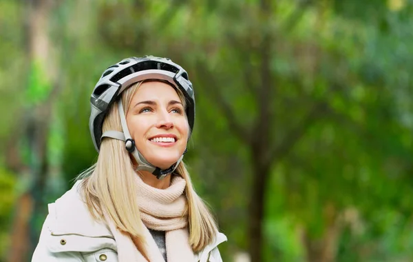 新鮮な空気を吸い込みなさい。昼間公園の外で自転車に乗っている陽気な若い女性の作物のショット. — ストック写真