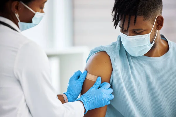 Dort wird das bald der Fall sein. Aufnahme einer Ärztin, die ihrem Patienten einen Gips auf den Arm legt. — Stockfoto