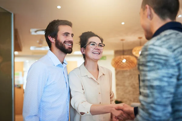 Siempre es un bono para ampliar su red de negocios. Disparo de dos empresarios estrechando la mano en una oficina. — Foto de Stock