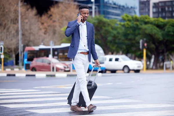 El éxito es caminar del fracaso a la victoria. Fotografía de un joven empresario caminando y usando un teléfono en la ciudad. — Foto de Stock