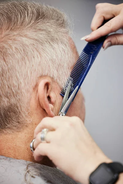 Je me fais une nouvelle coupe. Prise de vue d'un homme se faisant couper les cheveux dans un salon. — Photo