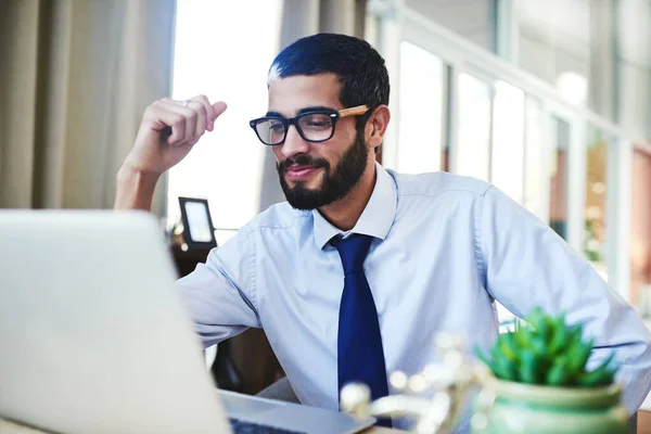 Von zu Hause aus zu arbeiten bedeutet, dass ich mehr erledige. Aufnahme eines jungen Mannes, der von zu Hause aus mit seinem Laptop arbeitet. — Stockfoto