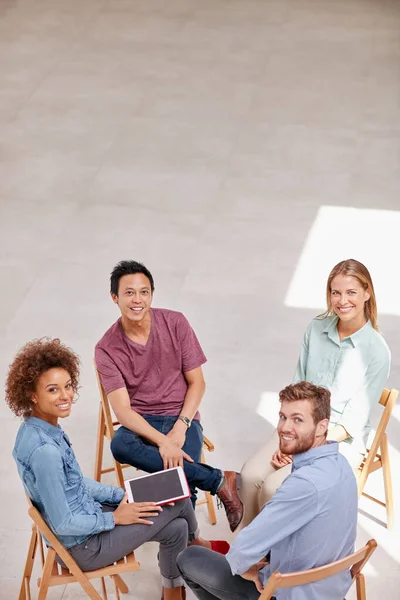 São inovadores de negócios. Retrato de alto ângulo de um grupo de empresários sentados juntos em um círculo em um escritório. — Fotografia de Stock