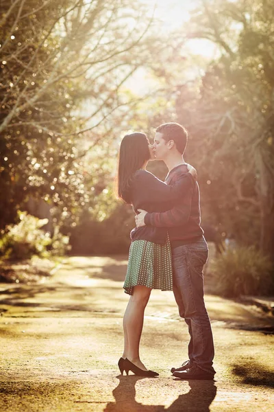 Υπάρχει κάτι μαγικό στην αληθινή αγάπη. Πυροβολισμός ενός στοργικού νεαρού ζευγαριού που φιλιέται στην ύπαιθρο. — Φωτογραφία Αρχείου