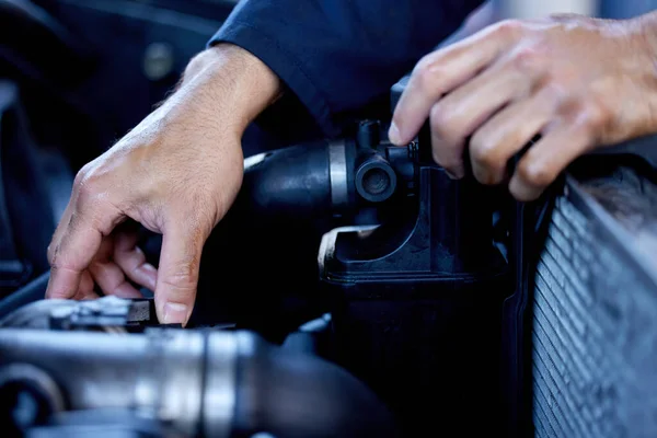 Ruce na ramena. Oříznutý záběr nerozpoznatelného mechanika pracujícího na motoru auta během služby. — Stock fotografie