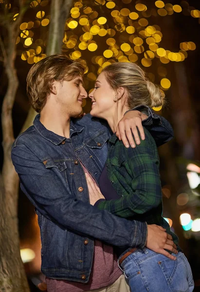 Vår tid tillsammans är alltid speciell. Beskärda skott av ett ungt par på väg att kyssas medan ute i staden. — Stockfoto