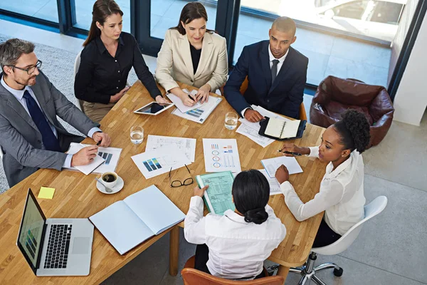 Lämna det till strategerna. Beskuren bild av en grupp affärsmän som möts i styrelserummet. — Stockfoto