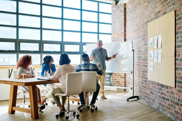 Entwickeln Sie eine klare Vision für Ihr Unternehmen. Aufnahme eines Geschäftsmannes bei einer Präsentation im Sitzungssaal. — Stockfoto