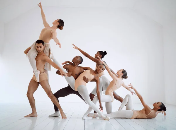 Dansla, sağlam bir hikaye sunabiliriz. Bir grup balerin bir dans stüdyosunda prova yaparken çekildi.. — Stok fotoğraf