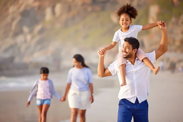 Aprecia tus conexiones humanas. Foto de una hermosa familia de tres jóvenes que pasan el día juntos en la playa. —  Fotos de Stock