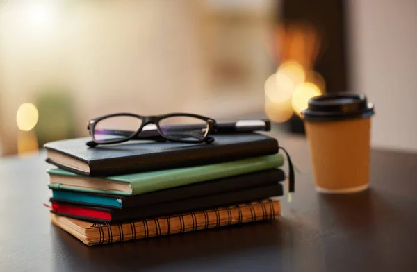 La conoscenza è potere. Girato di una pila di libri su un tavolo in un ufficio. — Foto Stock