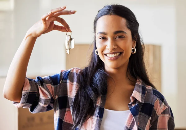 Nuovi inizi significa speranza rinfrescata. Girato di una giovane donna che mostra le chiavi della sua nuova casa. — Foto Stock