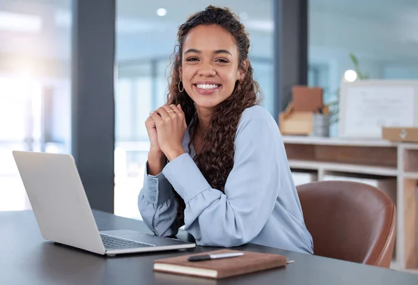 Λατρεύω αυτό που κάνω. Καλλιεργημένη προσωπογραφία μιας ελκυστικής νεαρής επιχειρηματία που εργάζεται στο laptop της, ενώ κάθεται στο γραφείο. — Φωτογραφία Αρχείου
