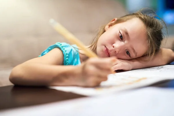 Kreativität kann eine beruhigende Wirkung auf Kinder haben. Schnappschuss eines kleinen Mädchens beim Ausmalen in einem Bild. — Stockfoto