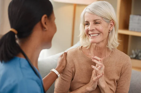 Jou gezond zien maakt me zo gelukkig. Schot van een arts die een consult heeft met een oudere vrouw thuis.. — Stockfoto