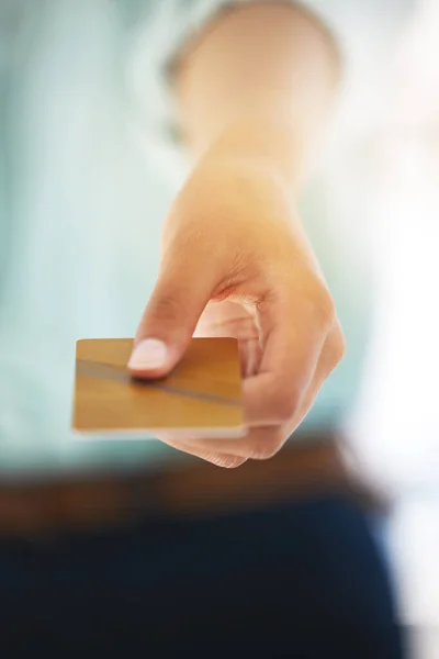 Hier is mijn kaartje. Schot van een onherkenbare persoon met een creditcard. — Stockfoto