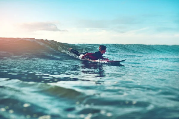 Bazen verdiğin dalgada sörf yapman gerekir. Sörf yapan bir çocuğun fotoğrafı.. — Stok fotoğraf