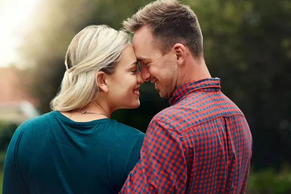 Du kannst dir erzählen, wie wahnsinnig verliebt du bist. Aufnahme eines liebevollen jungen Paares, das zusammen Zeit im Freien verbringt. — Stockfoto