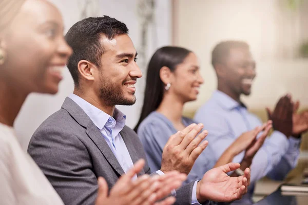 Celebra el éxito de tus colegas. Disparo de un equipo de compañeros de trabajo aplaudiendo durante una reunión de negocios. — Foto de Stock