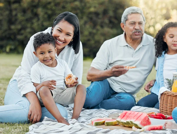 La informalidad de la vida familiar es una condición bendita. Foto de una familia disfrutando de un picnic en un parque. — Foto de Stock