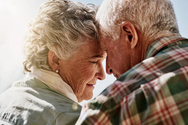 Bij jou zijn is een geschenk. Opname van een gelukkig stel dat samen tijd doorbrengt buiten. — Stockfoto