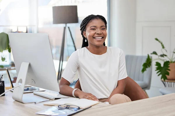Crie a vida que você sempre quis para si mesmo. Tiro de uma jovem empresária sentada em uma mesa em um escritório no trabalho. — Fotografia de Stock