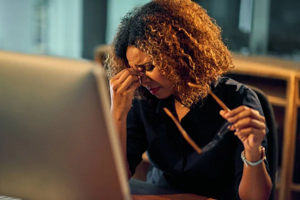 Требования к работе растут. Снимок молодой предпринимательницы, испытывающей стресс во время поздней ночи на работе. — стоковое фото