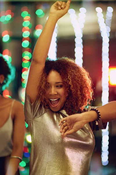 Acende qualquer festa. Tiro de uma jovem mulher se divertindo na pista de dança. — Fotografia de Stock